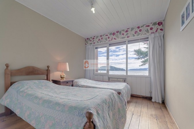 Casa sobre costa al Lago Nahuel Huapi - San Carlos de Bariloche - PATAGONIA 