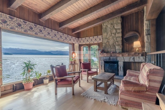 Casa sobre costa al Lago Nahuel Huapi - San Carlos de Bariloche - PATAGONIA 