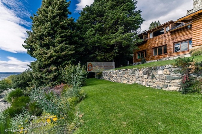 Casa sobre costa al Lago Nahuel Huapi - San Carlos de Bariloche - PATAGONIA 