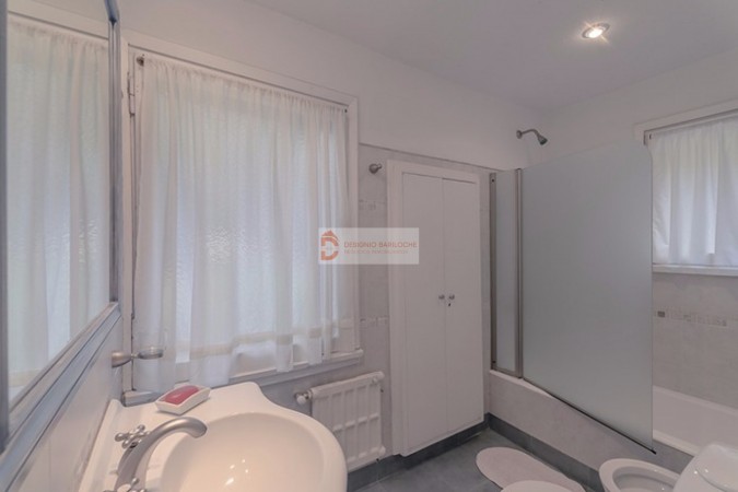 Casa sobre costa al Lago Nahuel Huapi - San Carlos de Bariloche - PATAGONIA 