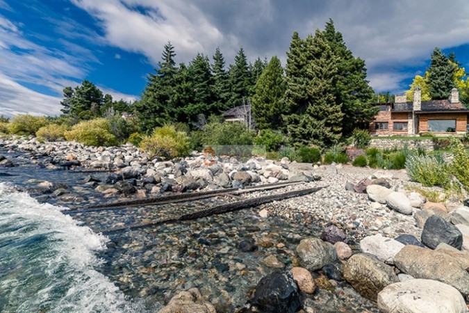 Casa sobre costa al Lago Nahuel Huapi - San Carlos de Bariloche - PATAGONIA 