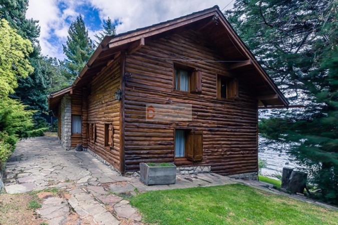 Casa sobre costa al Lago Nahuel Huapi - San Carlos de Bariloche - PATAGONIA 