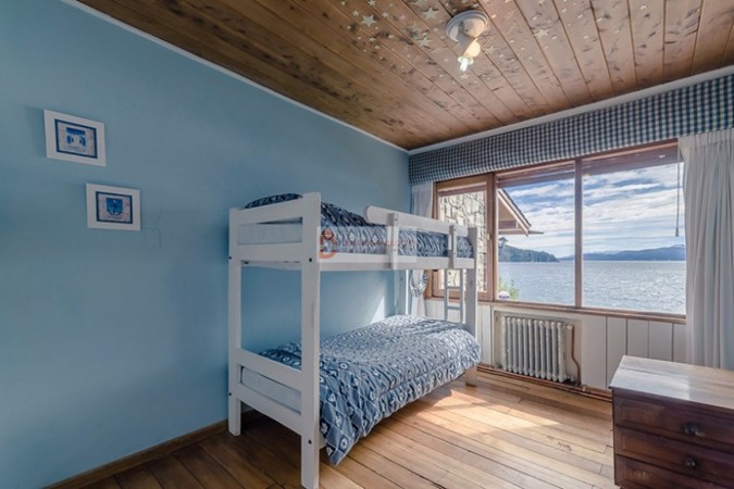 Casa sobre costa al Lago Nahuel Huapi - San Carlos de Bariloche - PATAGONIA 
