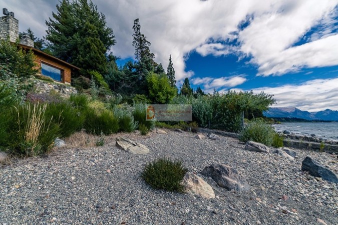 Casa sobre costa al Lago Nahuel Huapi - San Carlos de Bariloche - PATAGONIA 