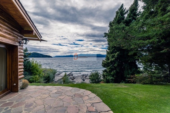 Casa sobre costa al Lago Nahuel Huapi - San Carlos de Bariloche - PATAGONIA 