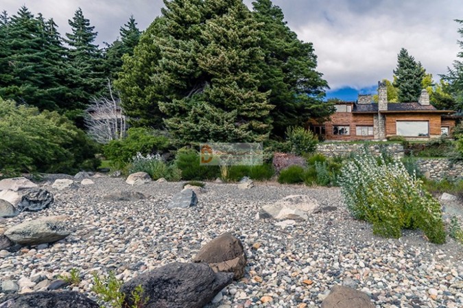 Casa sobre costa al Lago Nahuel Huapi - San Carlos de Bariloche - PATAGONIA 